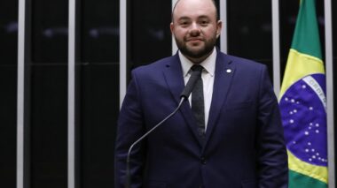 Deputado Fausto Júnior desmente fake news sobre seu posicionamento no adiamento do fim da escala 6×1