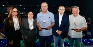 Leia mais sobre o artigo Omar Aziz destaca oportunidades da Zona Franca durante evento de formatura para centenas de jovens em Manaus