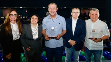 Omar Aziz destaca oportunidades da Zona Franca durante evento de formatura para centenas de jovens em Manaus