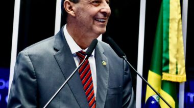 Em firme pronunciamento no Senado, Omar Aziz defende piso salarial para trabalhadores da educação
