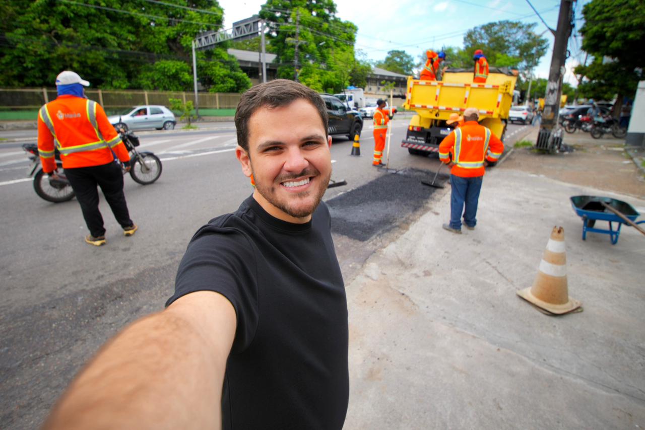 No momento, você está visualizando Em manhã de sol, prefeito Renato Junior fiscaliza operação ‘Tapa-Buracos’ na avenida André Araújo com uso de tecnologia para evitar ondulações na pista