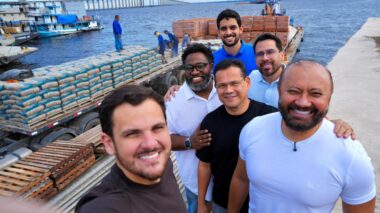 Prefeito Renato Junior envia balsa com 600 toneladas de materiais de construção para extinguir escolas de madeira na zona rural de Manaus