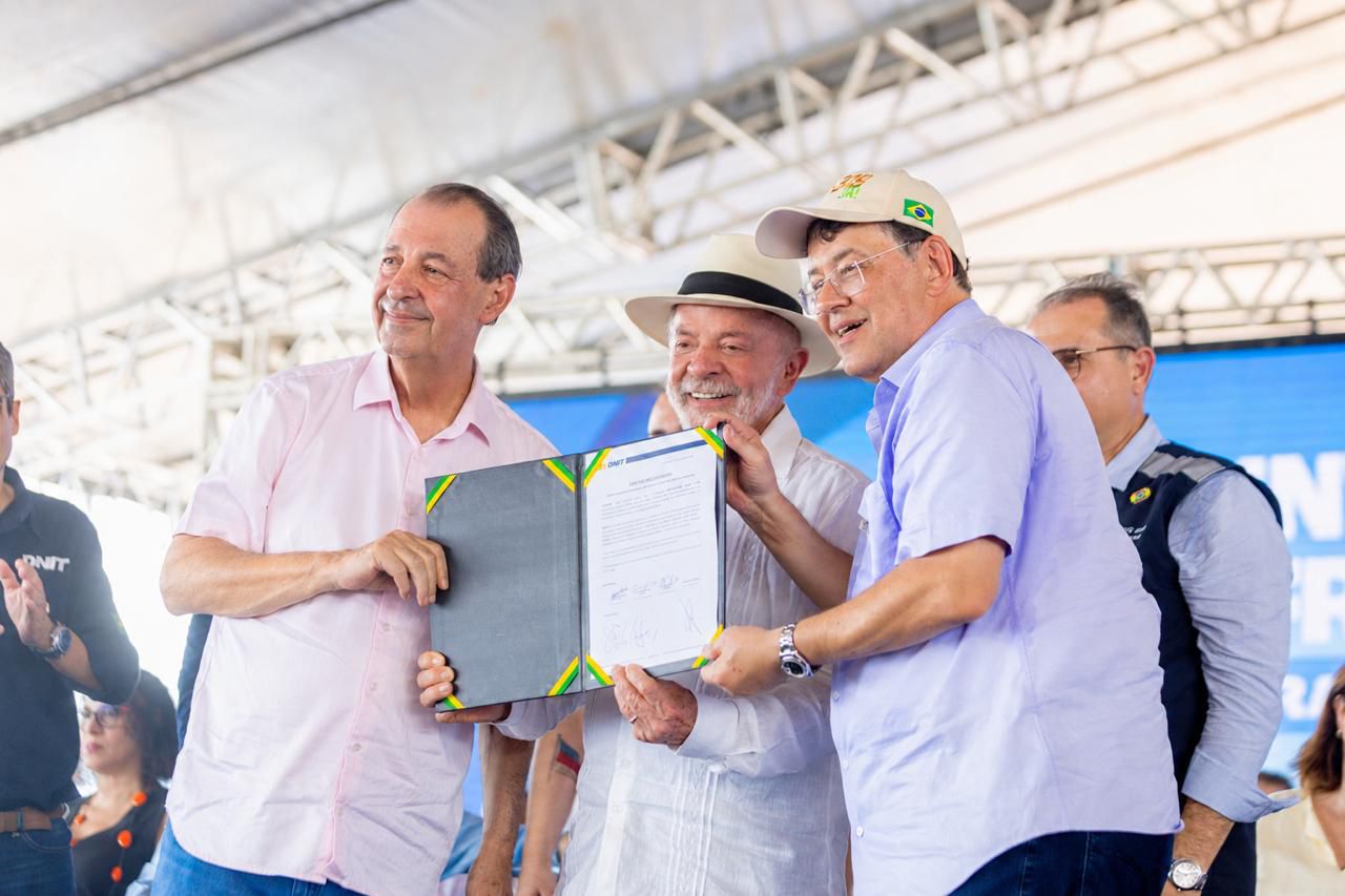 No momento, você está visualizando BR-319 avança com assinatura histórica de Lula e Omar destaca mais de R$ 7 bilhões em investimentos para o Amazonas