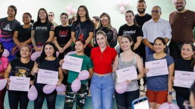 Primeira-dama Thaisa Cidade participa da entrega de certificação para alunas de curso de defesa pessoal