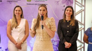 Durante baile ‘Rosas de Maio’, primeira-dama Thaisa Cidade destaca a importância do trabalho social do Estado no acolhimento e qualidade de vida das mulheres participantes