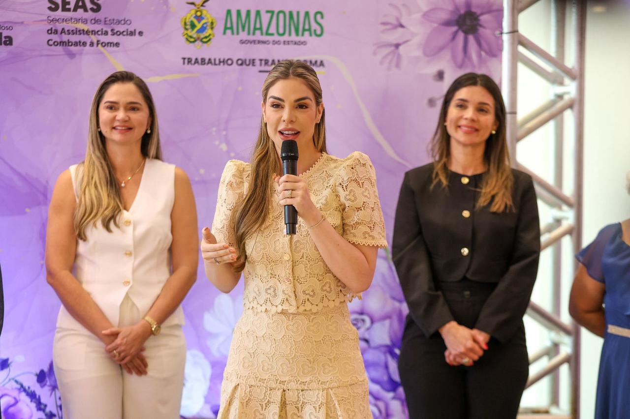 No momento, você está visualizando Durante baile ‘Rosas de Maio’, primeira-dama Thaisa Cidade destaca a importância do trabalho social do Estado no acolhimento e qualidade de vida das mulheres participantes