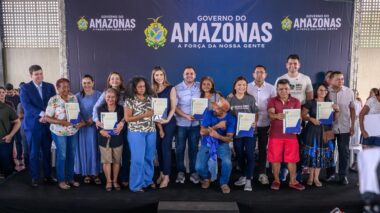 Governador Roberto Cidade entrega mais de 400 títulos definitivos para moradores da zona norte de Manaus