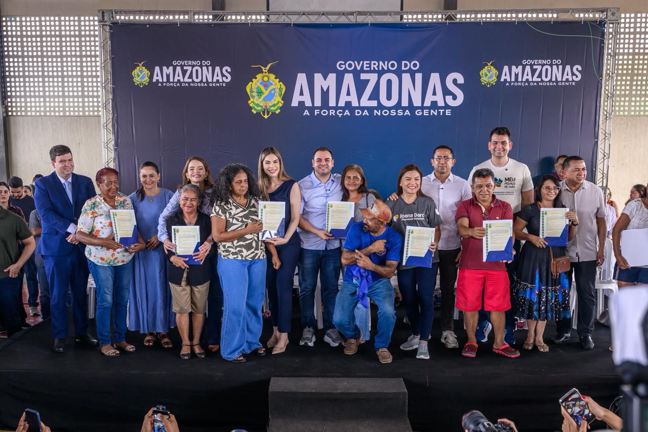 No momento, você está visualizando Governador Roberto Cidade entrega mais de 400 títulos definitivos para moradores da zona norte de Manaus