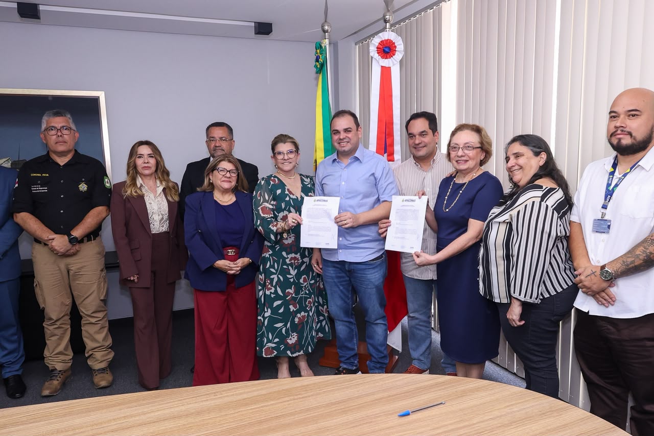 No momento, você está visualizando Governador Roberto Cidade assina ordem de serviço para implantação da nova sede da Delegacia Especializada em Crimes contra o Meio Ambiente