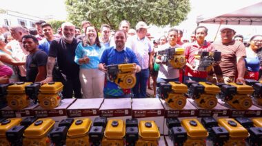 Em Maués, governador Roberto Cidade entrega implementos agrícolas, kits para mototaxistas e reforça convênio para obras de pavimentação do município