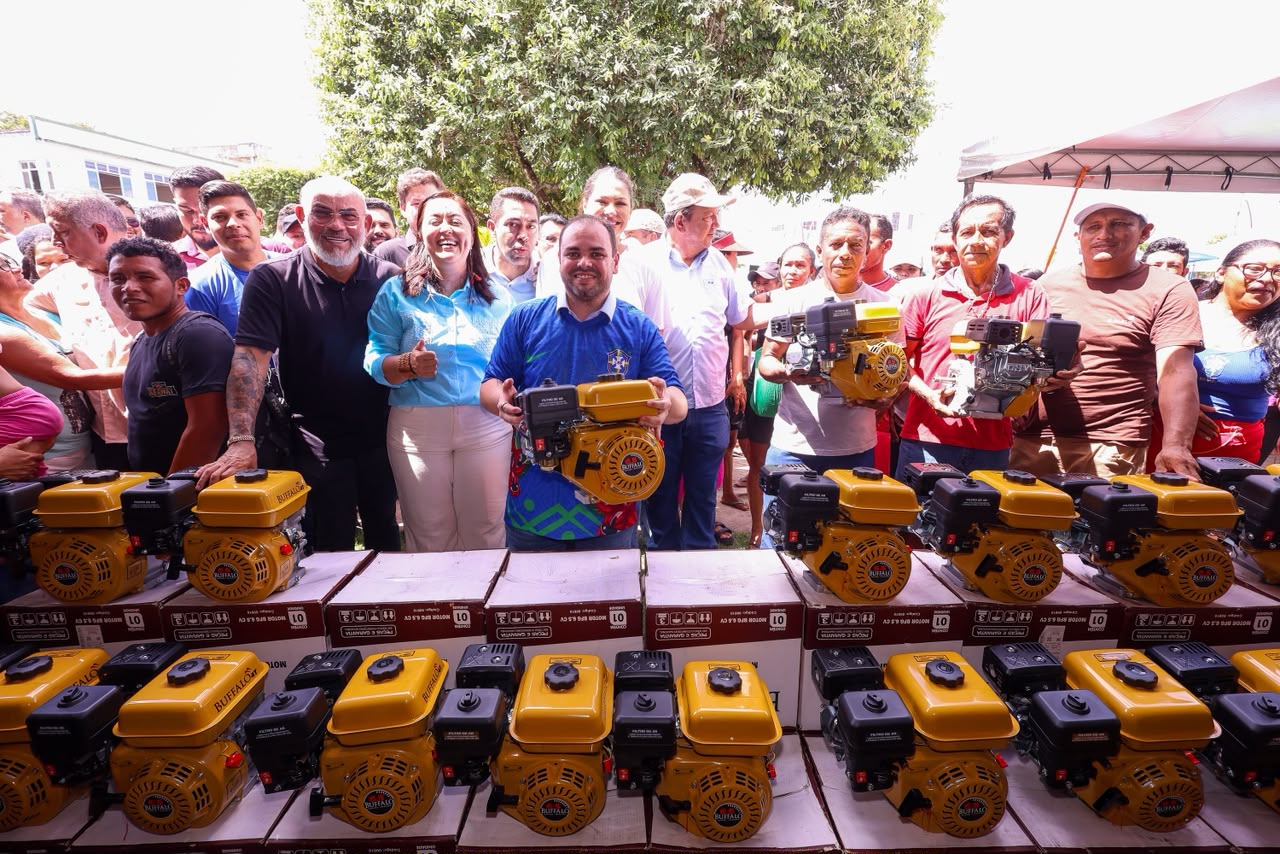 No momento, você está visualizando Em Maués, governador Roberto Cidade entrega implementos agrícolas, kits para mototaxistas e reforça convênio para obras de pavimentação do município