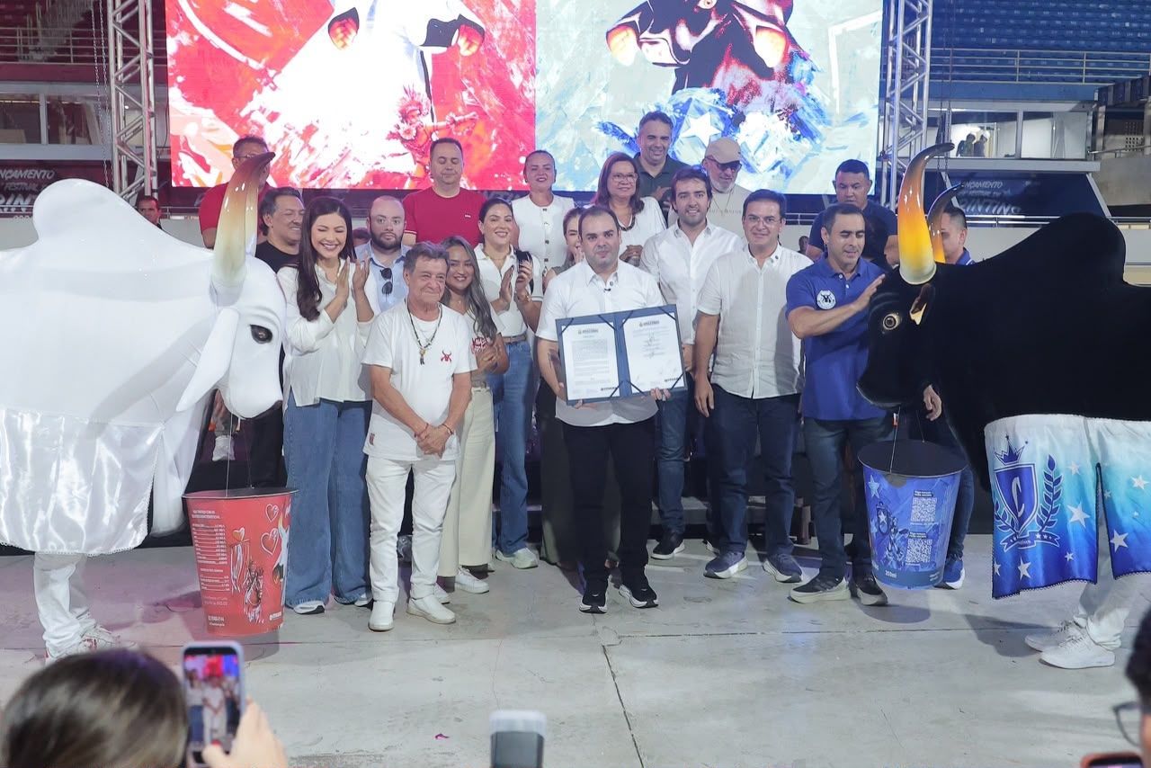 No momento, você está visualizando Em Parintins, governador Roberto Cidade anuncia investimentos para o 59º Festival Folclórico e assina convênio para obras de infraestrutura no município