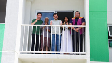 Prefeito Renato Junior entrega mobílias às famílias do residencial Morar Melhor 15 e reforça compromisso com política habitacional em Manaus