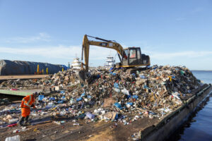Leia mais sobre o artigo Prefeitura realiza quinto transbordo do ano e retira mais de 400 toneladas de resíduos da orla e igarapés de Manaus
