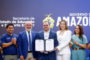 Leia mais sobre o artigo Governador Roberto Cidade anuncia investimentos em infraestrutura e distribuição de fardamentos e kits para alunos da rede pública de ensino