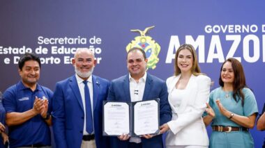 Governador Roberto Cidade anuncia investimentos em infraestrutura e distribuição de fardamentos e kits para alunos da rede pública de ensino
