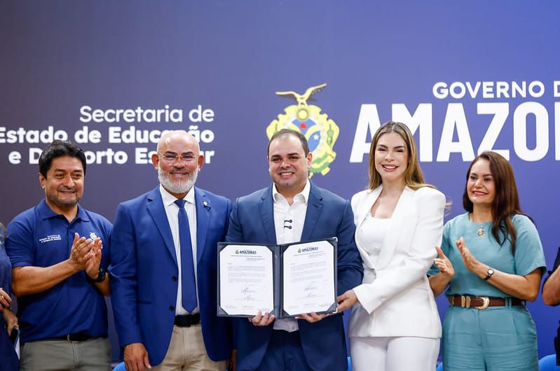 No momento, você está visualizando Governador Roberto Cidade anuncia investimentos em infraestrutura e distribuição de fardamentos e kits para alunos da rede pública de ensino
