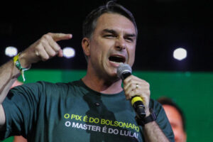 Leia mais sobre o artigo Blindagem a Flávio Bolsonaro: delação que inclui Dark Horse deve ser recusada e Vorcaro irá para a Papuda; entenda