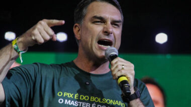Blindagem a Flávio Bolsonaro: delação que inclui Dark Horse deve ser recusada e Vorcaro irá para a Papuda; entenda