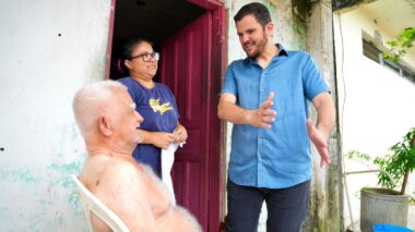 Prefeito Renato Junior acompanha avanço do recapeamento no bairro da União e confere de perto os resultados com moradores