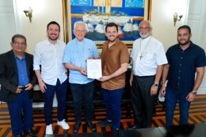 Leia mais sobre o artigo Prefeito Renato Junior garante fim de burocracia histórica com entrega de títulos definitivos de imóveis para a igreja católica