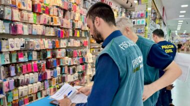 Ação conjunta entre Procon Manaus e Decon-AM resulta na apreensão de mais de 2,8 mil produtos falsificados na zona Norte