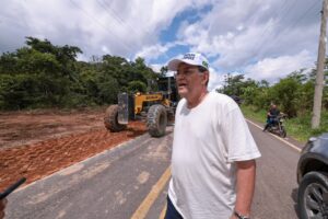 Leia mais sobre o artigo Eduardo Braga vistoria obra de recuperação da estrada Atalaia–Benjamin e explica tudo sobre técnica utilizada no melhoramento do pavimento da BR-319
