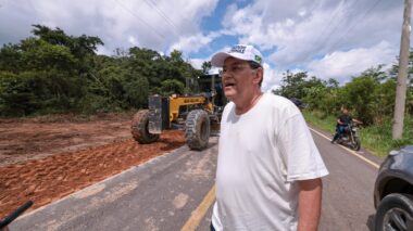 Eduardo Braga vistoria obra de recuperação da estrada Atalaia–Benjamin e explica tudo sobre técnica utilizada no melhoramento do pavimento da BR-319