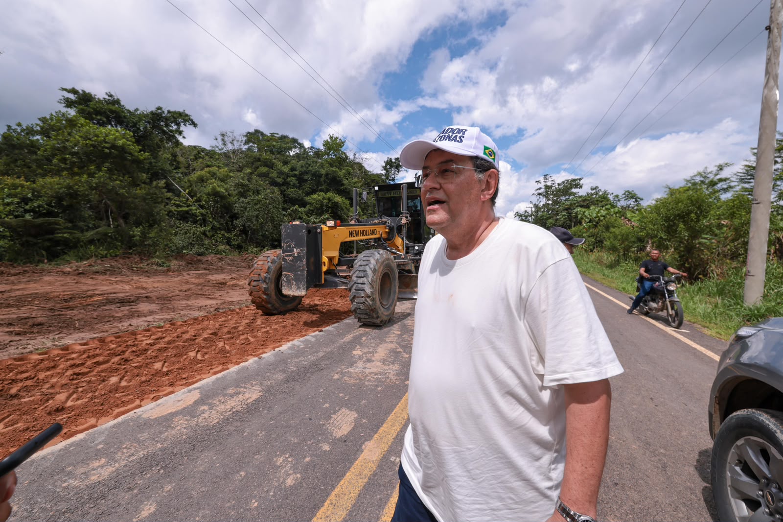No momento, você está visualizando Eduardo Braga vistoria obra de recuperação da estrada Atalaia–Benjamin e explica tudo sobre técnica utilizada no melhoramento do pavimento da BR-319