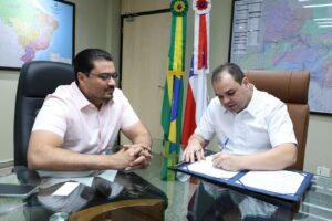 Leia mais sobre o artigo Governador Roberto Cidade assina novo convênio do Asfalta Amazonas e ordem de serviço para obras de pavimentação em Autazes