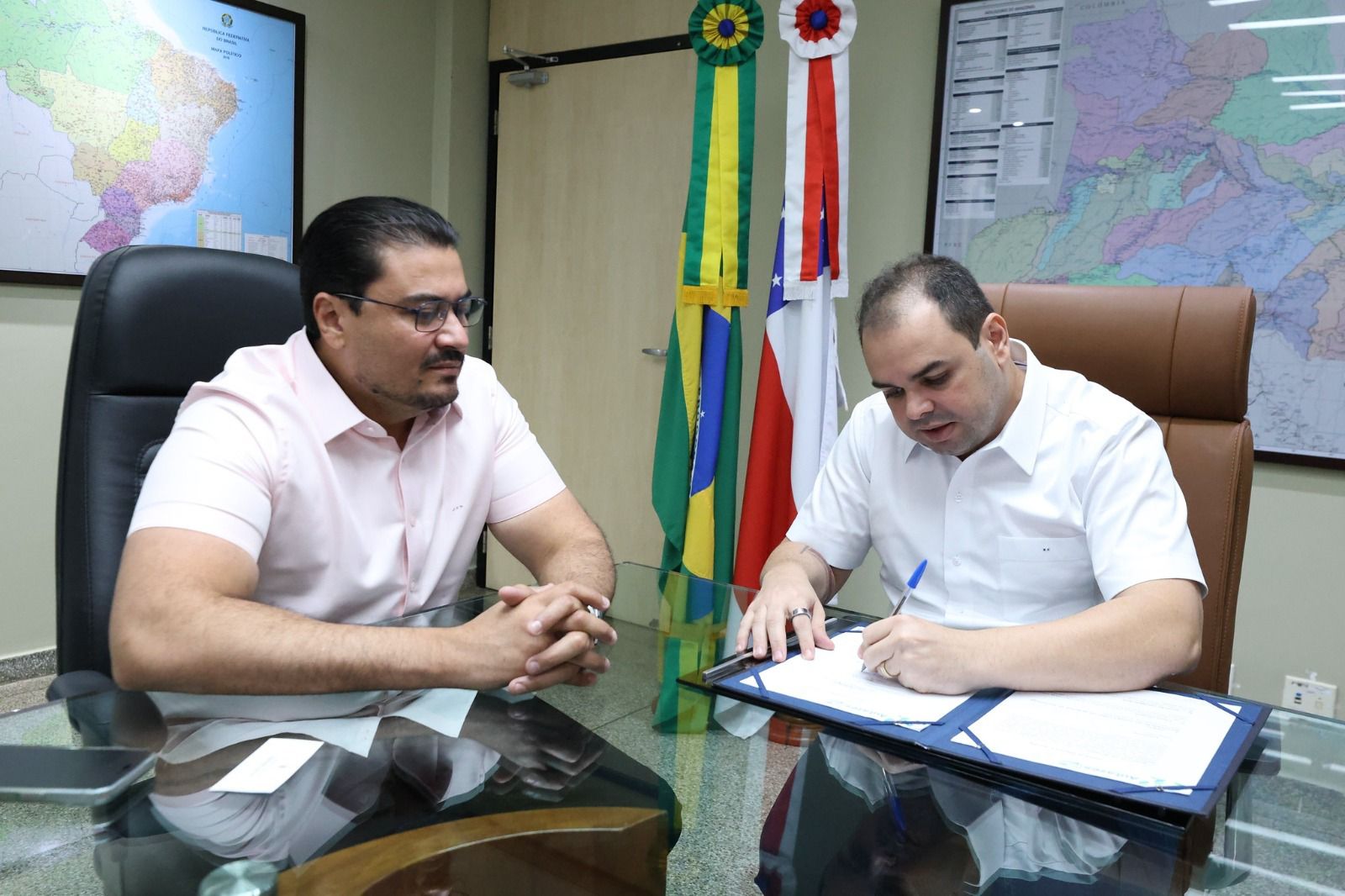 No momento, você está visualizando Governador Roberto Cidade assina novo convênio do Asfalta Amazonas e ordem de serviço para obras de pavimentação em Autazes