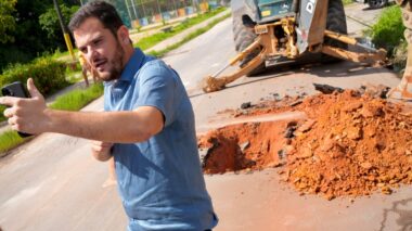 Prefeito Renato Junior flagra obra embargada da Águas de Manaus, faz cobrança ao presidente da concessionária e cobra respeito por Manaus