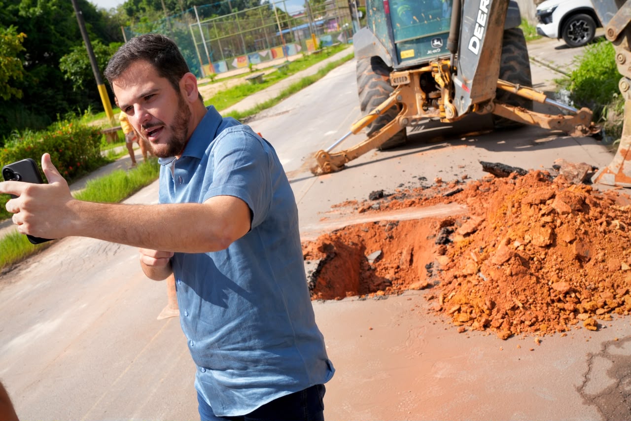 No momento, você está visualizando Prefeito Renato Junior flagra obra embargada da Águas de Manaus, faz cobrança ao presidente da concessionária e cobra respeito por Manaus