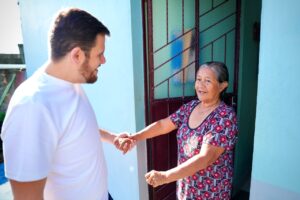 Leia mais sobre o artigo Prefeito Renato Junior retorna à rua Nossa Senhora da Conceição e confere resultado do asfaltamento no Cidade de Deus