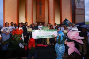 Leia mais sobre o artigo Em Parintins, Governador Roberto Cidade entrega R$ 2,2 milhões a produtores rurais por conservação da floresta