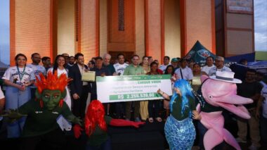 Em Parintins, Governador Roberto Cidade entrega R$ 2,2 milhões a produtores rurais por conservação da floresta