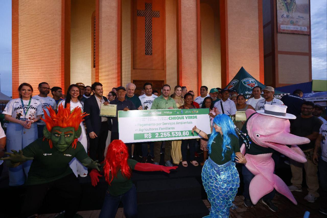 No momento, você está visualizando Em Parintins, Governador Roberto Cidade entrega R$ 2,2 milhões a produtores rurais por conservação da floresta