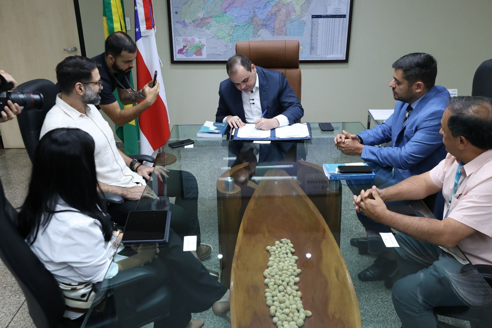 No momento, você está visualizando Governador Roberto Cidade assina convênio para repasse da segunda parcela para elaboração do Plano Diretor da Bacia Hidrográfica do Rio Tarumã-Açu