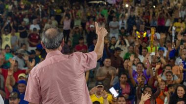 Apoio popular marca passagem de Omar Aziz pelo Juruá e reforça força de grupo que lidera disputa no Amazonas