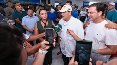 Eduardo Braga chega a Parintins para prestigiar o Festival e entregar novos investimentos
