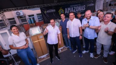 Em Parintins, governador Roberto Cidade entrega equipamentos para o Hospital Regional e firma investimentos para instituições sociais