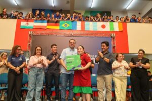 Leia mais sobre o artigo Governador Roberto Cidade entrega kits escolares, alimentação e livros para alunos do Ceti Áurea Pinheiro Braga, na zona oeste de Manaus