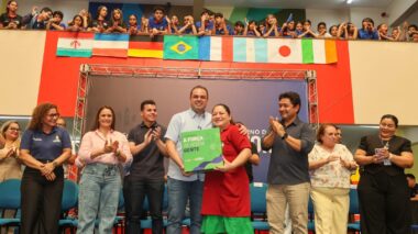 Governador Roberto Cidade entrega kits escolares, alimentação e livros para alunos do Ceti Áurea Pinheiro Braga, na zona oeste de Manaus