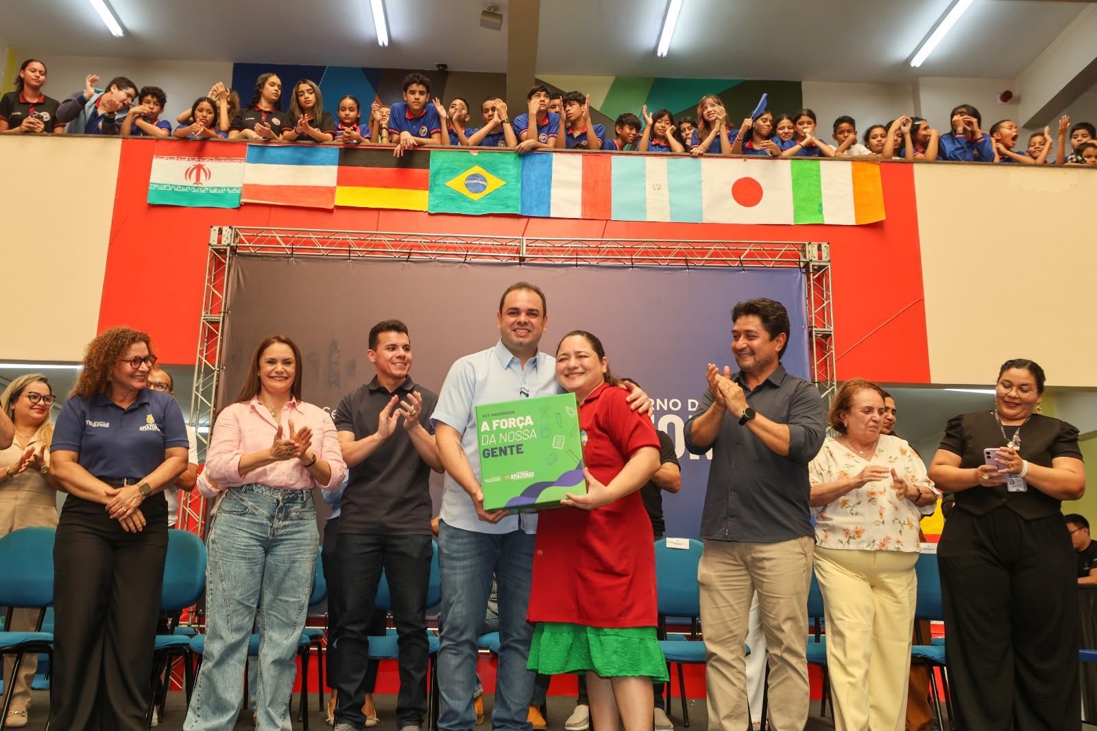 No momento, você está visualizando Governador Roberto Cidade entrega kits escolares, alimentação e livros para alunos do Ceti Áurea Pinheiro Braga, na zona oeste de Manaus