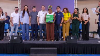 Na zona leste, Governador Roberto Cidade entrega kits escolares e livros para alunos da Escola Estadual Professor Ernane Nascimento Simão