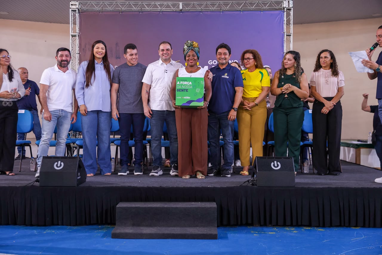 No momento, você está visualizando Na zona leste, Governador Roberto Cidade entrega kits escolares e livros para alunos da Escola Estadual Professor Ernane Nascimento Simão