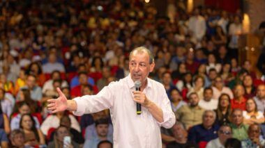 Omar Aziz mostra força política em lançamento de plano para saúde, segurança e assistência social