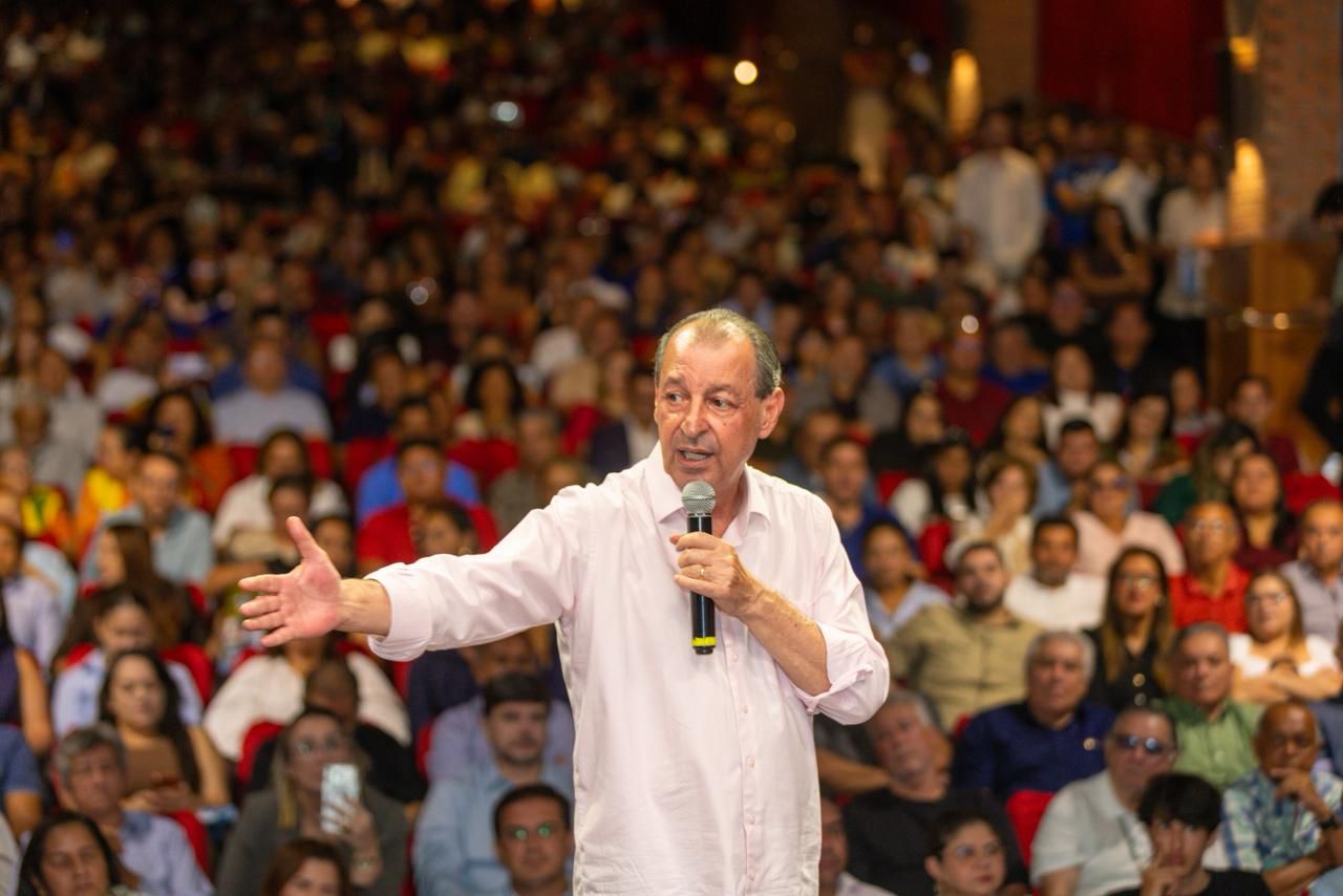 No momento, você está visualizando Omar Aziz mostra força política em lançamento de plano para saúde, segurança e assistência social