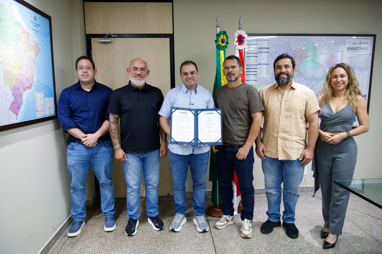 No momento, você está visualizando Governador Roberto Cidade assina ordem de serviço do Asfalta Amazonas para obras de pavimentação em Itapiranga e São Sebastião do Uatumã