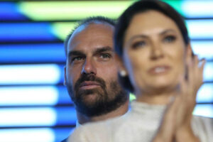 Leia mais sobre o artigo Eduardo Bolsonaro volta a atacar Michelle, provoca reação de irmão e acirra crise na direita